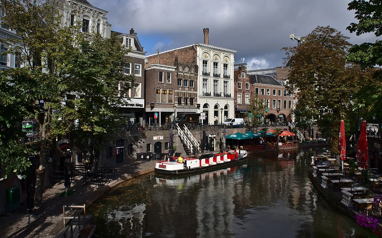 Utrechts Oudegracht mit ihren Terrassen auf Kaianlage und einem Kanalboot