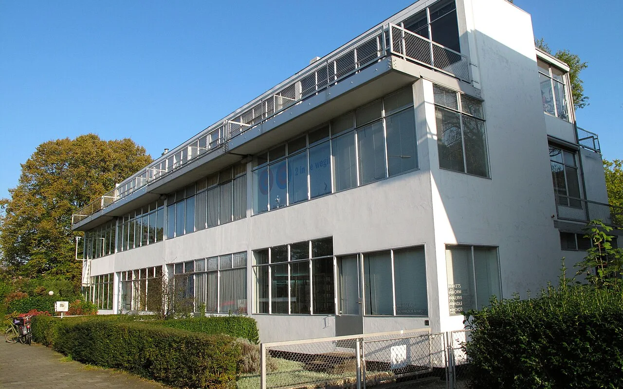 L'immeuble blanc d'Erasmuslaan à Utrecht, conçu par Rietveld et Schröder, avec de longues bandes de fenêtres