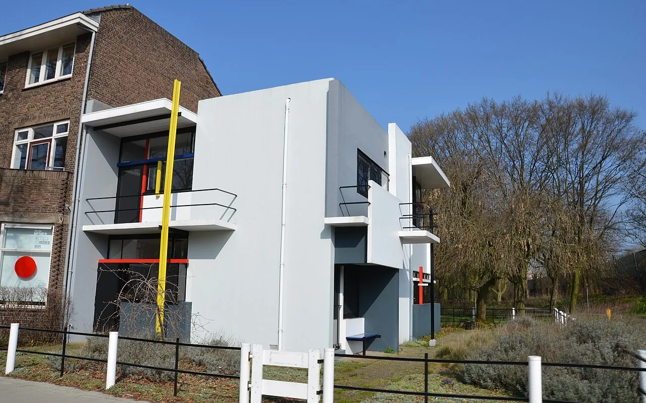 Das Rietveld Schröder Haus von der Ecke aus gesehen, mit seinem gelben Pfosten, roten und blauen Balken und weißen und grauen Flächen